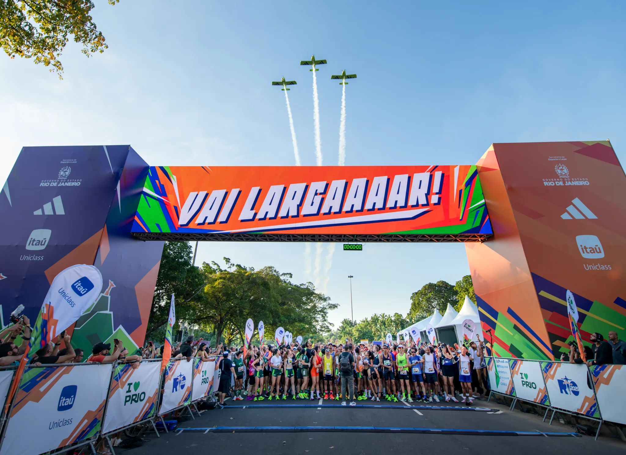 Corredores da Maratona do Rio entre o mar e as montanhas do Rio de Janeiro