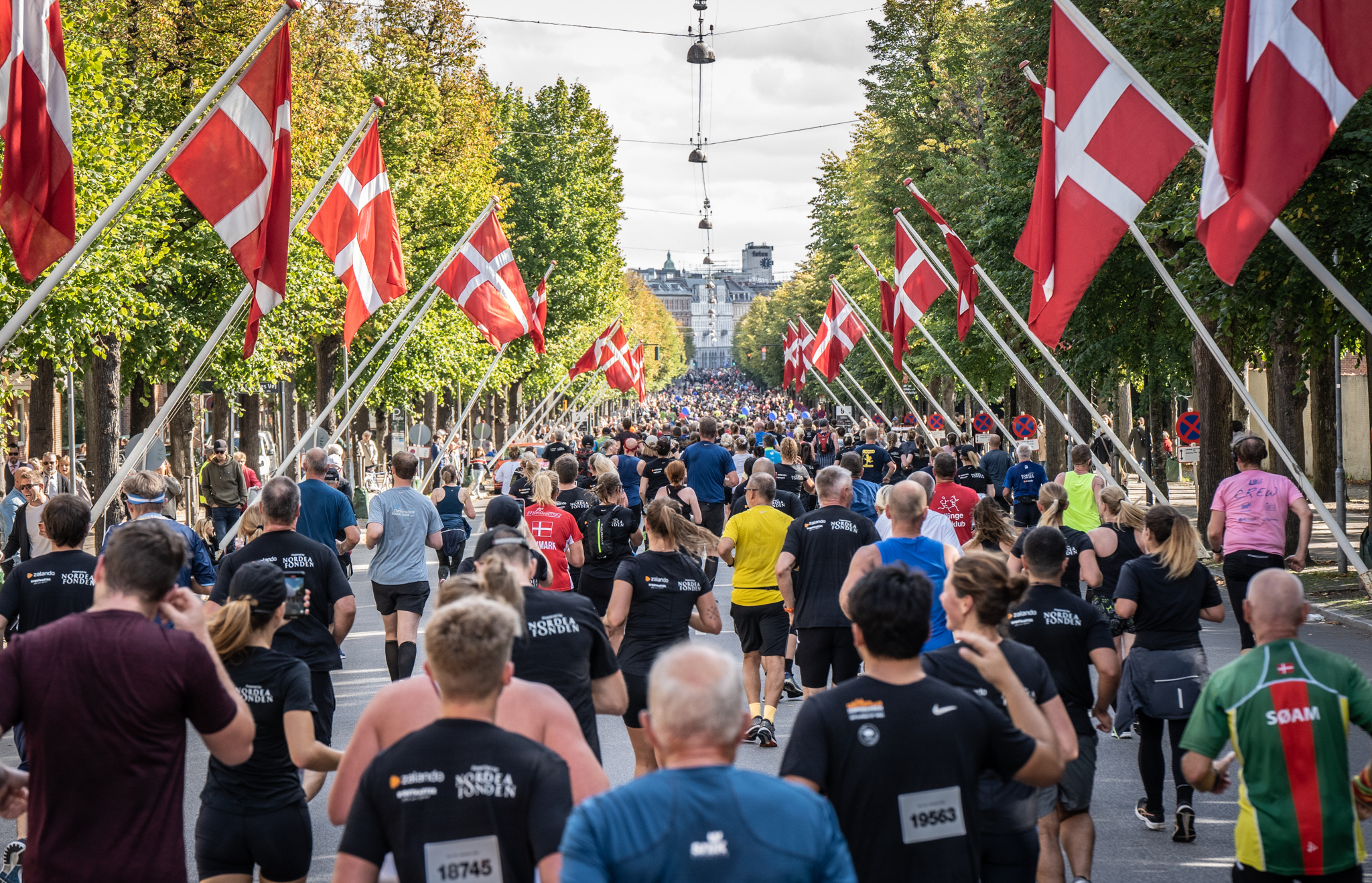 Corredores da Meia Maratona de Copenhagen pelas ruas de Copenhague, Dinamarca