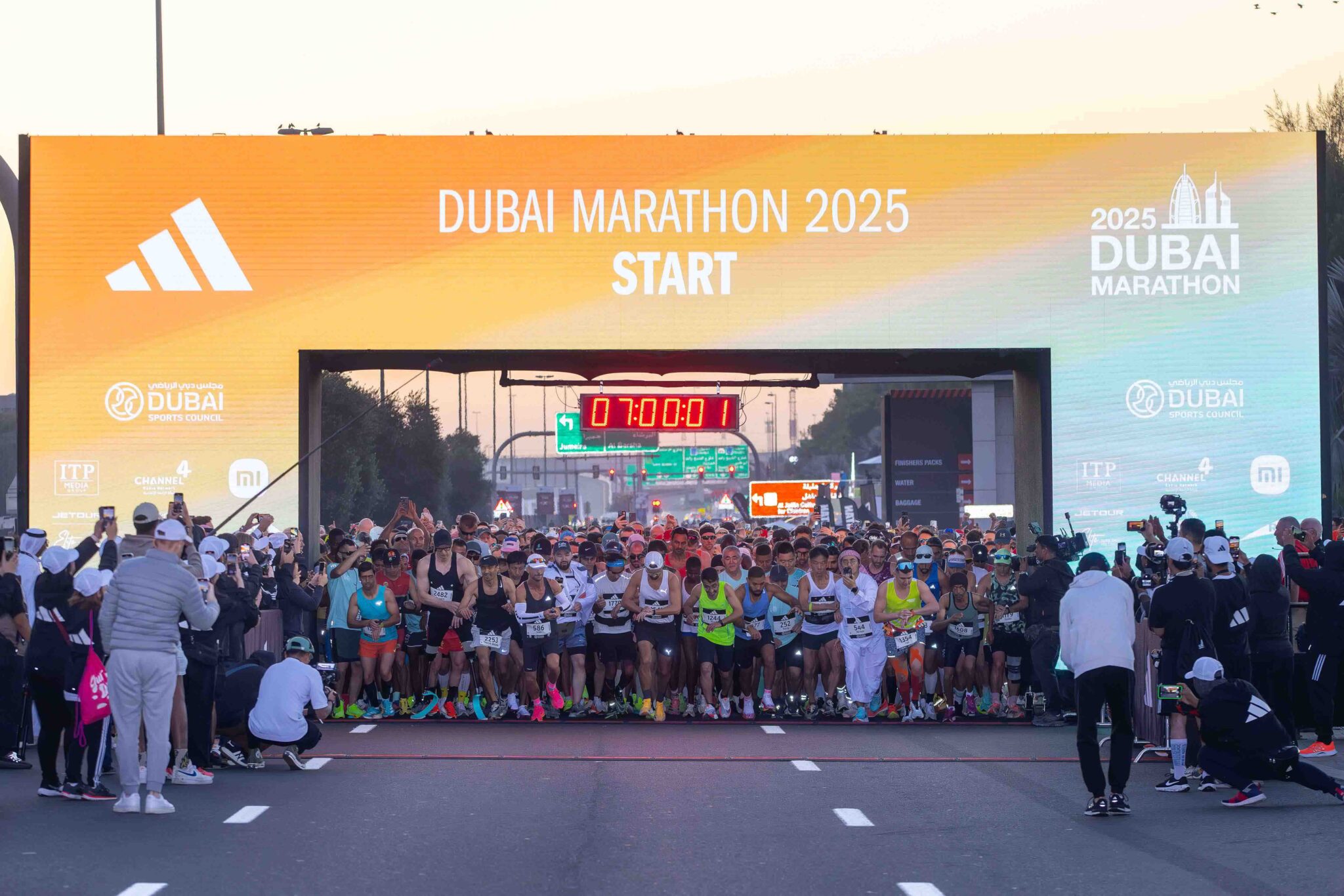 Largada da Maratona de Dubai entre os ícones urbanos de Dubai