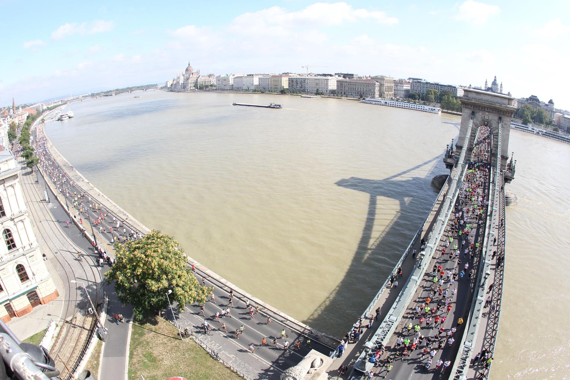 Maratona SPAR de Budapeste 2026 em Budapeste, Hungria — foto 6 da galeria