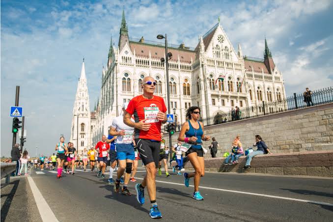 Maratona SPAR de Budapeste 2026 em Budapeste, Hungria — foto 7 da galeria
