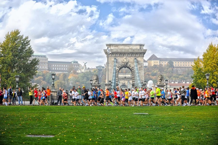 Maratona SPAR de Budapeste 2026 em Budapeste, Hungria — foto 9 da galeria
