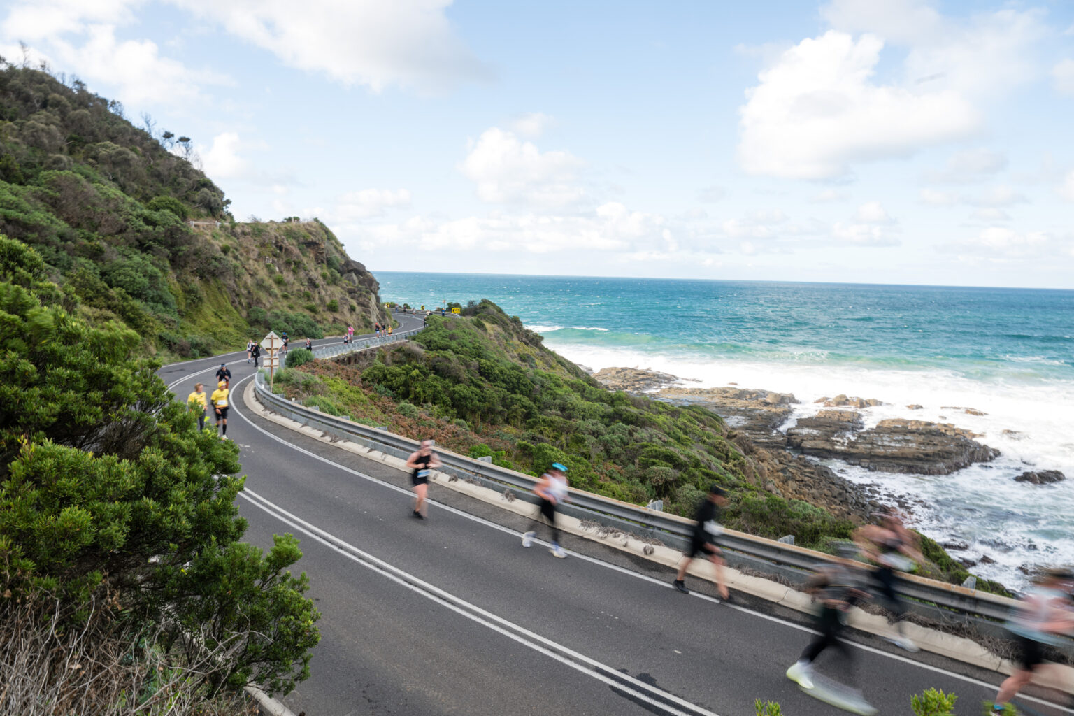 Corredores do Great Ocean Road Running Festival na costa sul da Austrália