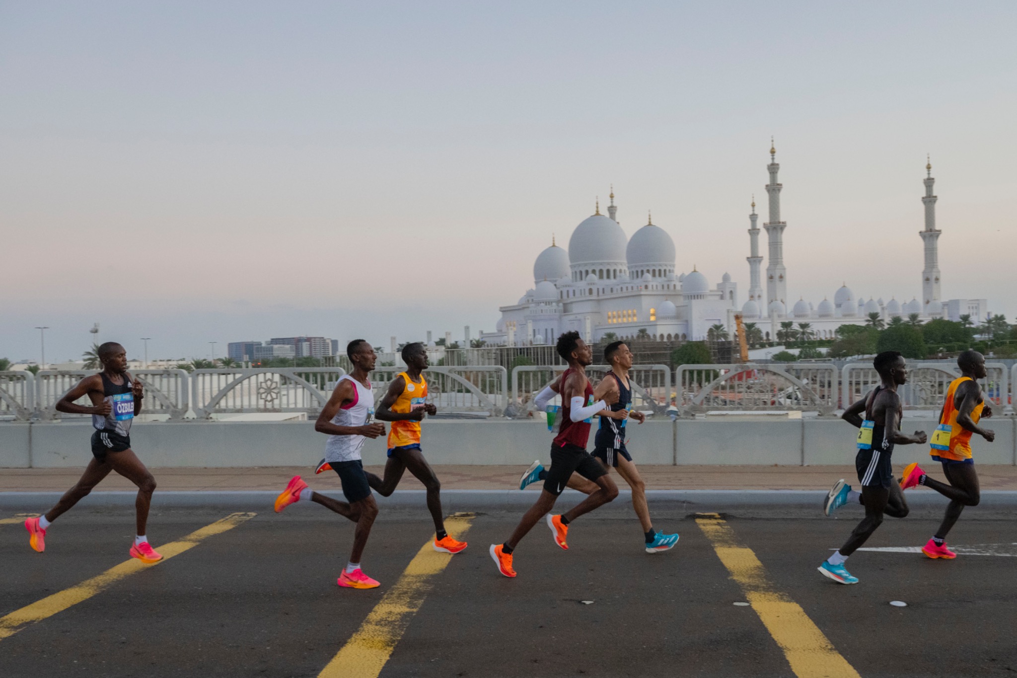 Corredores da ADNOC Maratona de Abu Dhabi em Abu Dhabi, Emirados Árabes Unidos