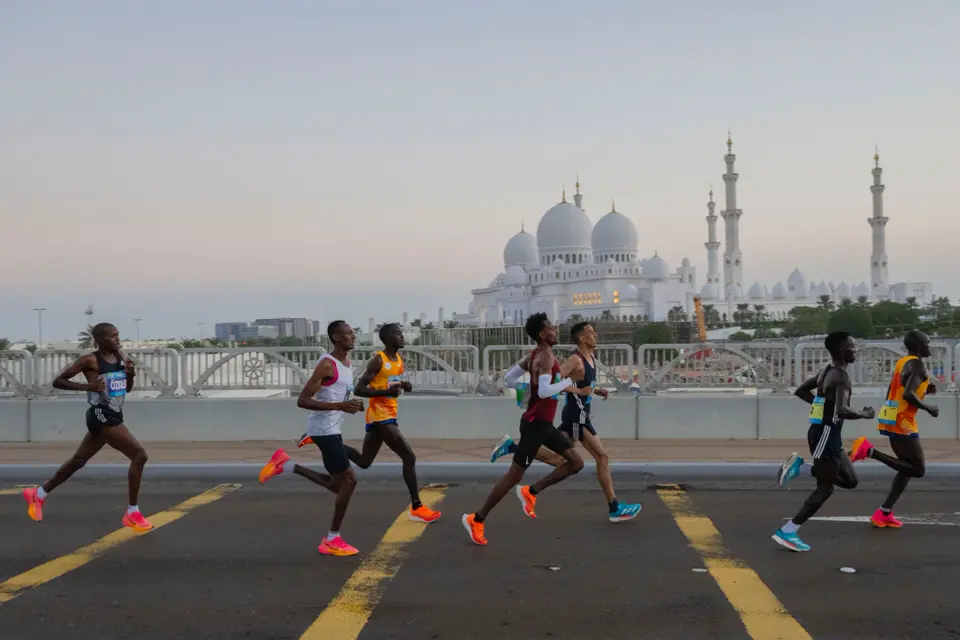 Corredores da ADNOC Maratona de Abu Dhabi em Abu Dhabi, Emirados Árabes Unidos