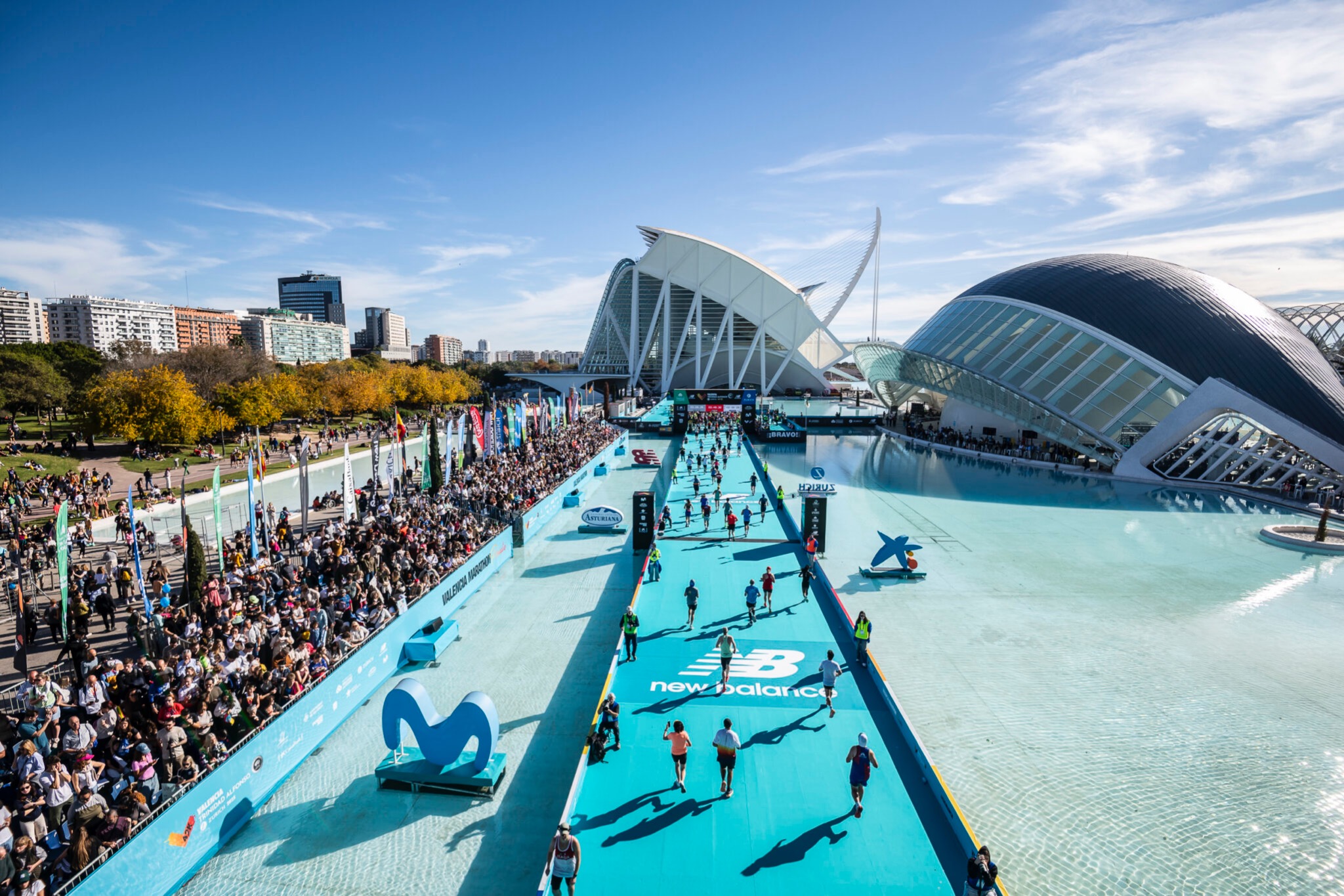 Corredores da Maratona de Valência pelas ruas de Valência, Espanha
