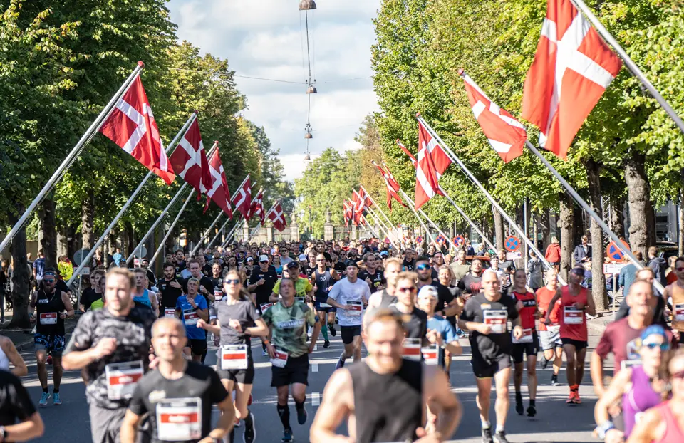 Corredores da Meia Maratona de Copenhagen pelas ruas de Copenhague, Dinamarca