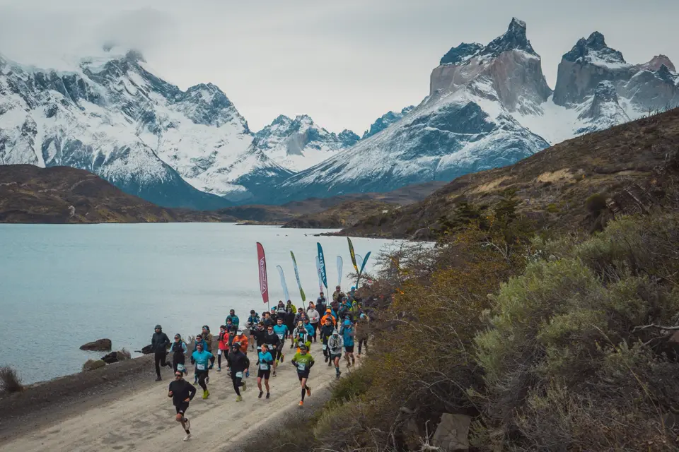 Corredores do Patagonia Running Festival nas paisagens de Torres del Paine, Chile