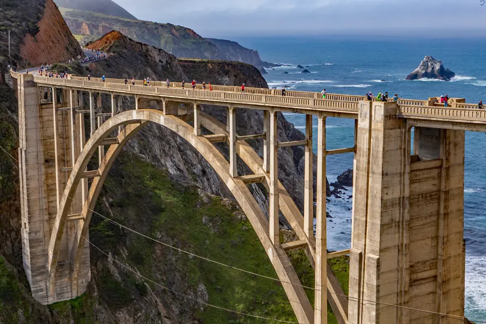 Corredores da Big Sur Marathon pela costa cênica da Califórnia