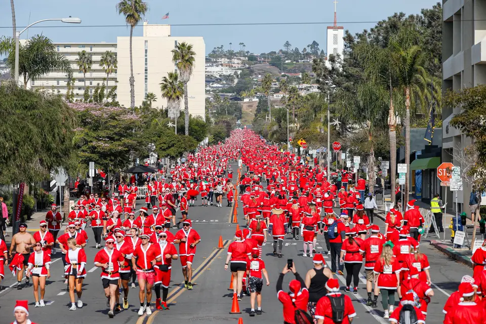 Participantes da San Diego Santa Run em evento temático na Califórnia