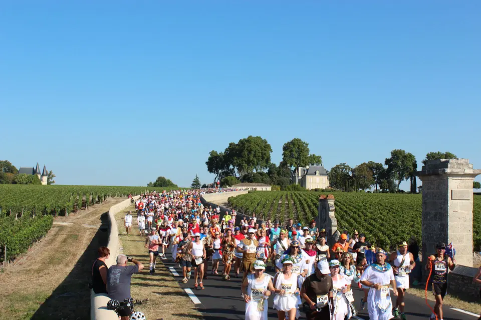 Corredores da Marathon des Châteaux du Médoc entre vinhedos franceses