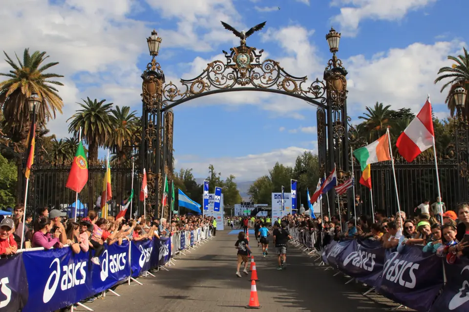 Corredores da Maratona Internacional de Mendoza com os Andes ao fundo, Argentina