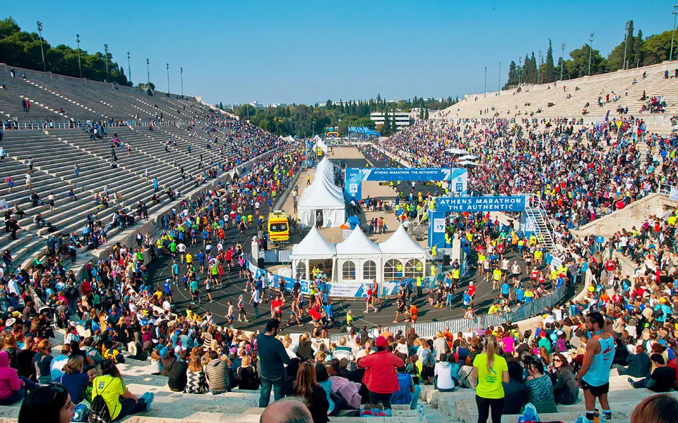 Corredores da Autêntica Maratona de Atenas na rota histórica entre Maratona e Atenas