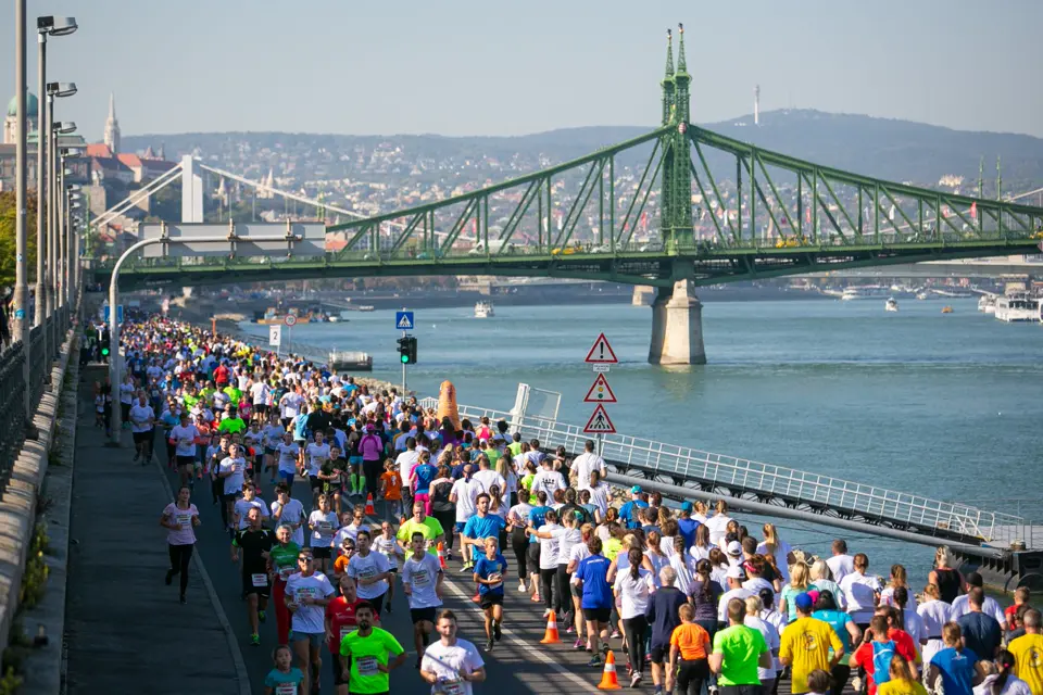 Corredores da Maratona SPAR de Budapeste às margens do Danúbio