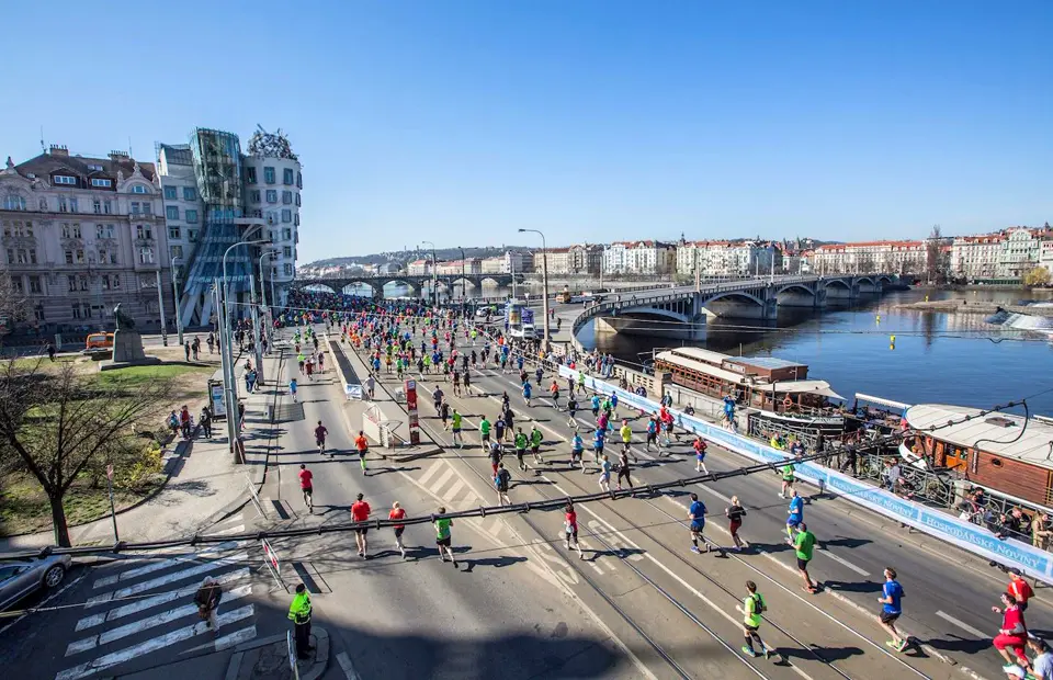 Corredores da Maratona Vodafone de Praga pelos cenários históricos de Praga