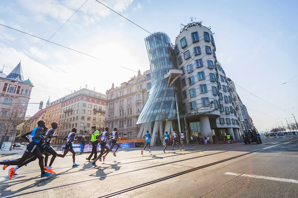 Corredores da Meia Maratona de Praga pelos cenários históricos de Praga