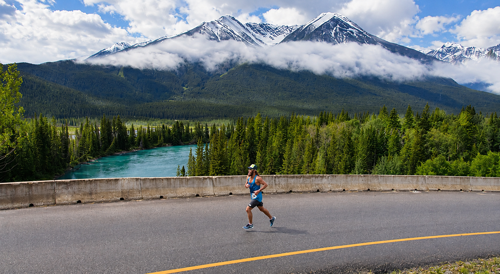 Corredores da Banff Half Marathon entre as Montanhas Rochosas Canadenses
