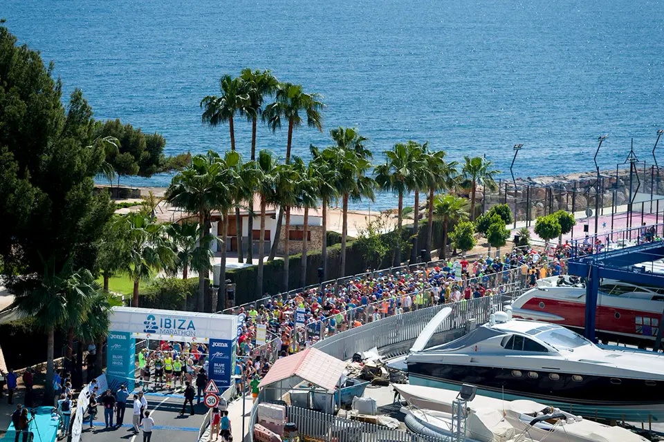 Corredores da Maratona de Santa Eulária Ibiza nas paisagens de Ibiza, Espanha