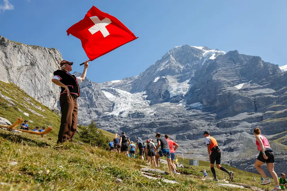 Corredores da Jungfrau Marathon em paisagem alpina da Suíça