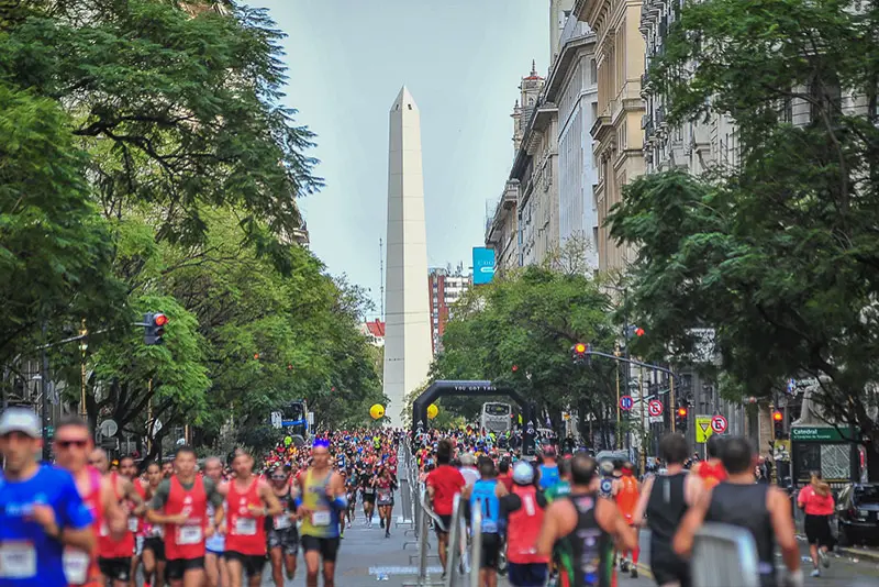 Corredores da Maratona de Buenos Aires pelas avenidas da capital argentina