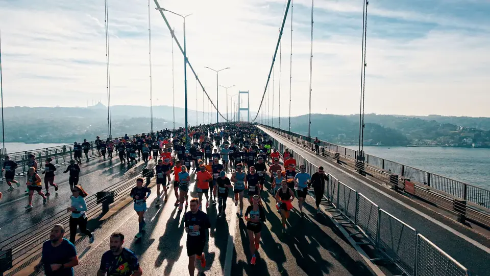 Corredores da Maratona de Istambul entre os cenários históricos de Istambul, Turquia