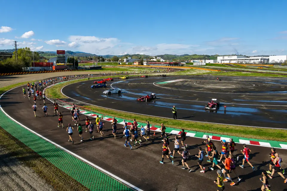 Corredores da Mezza Maratona d'Italia Ferrari em Maranello, Itália