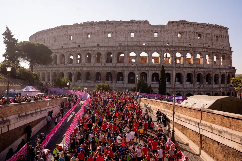 Corredores da Meia Maratona de Roma pelas ruas históricas de Roma, Itália