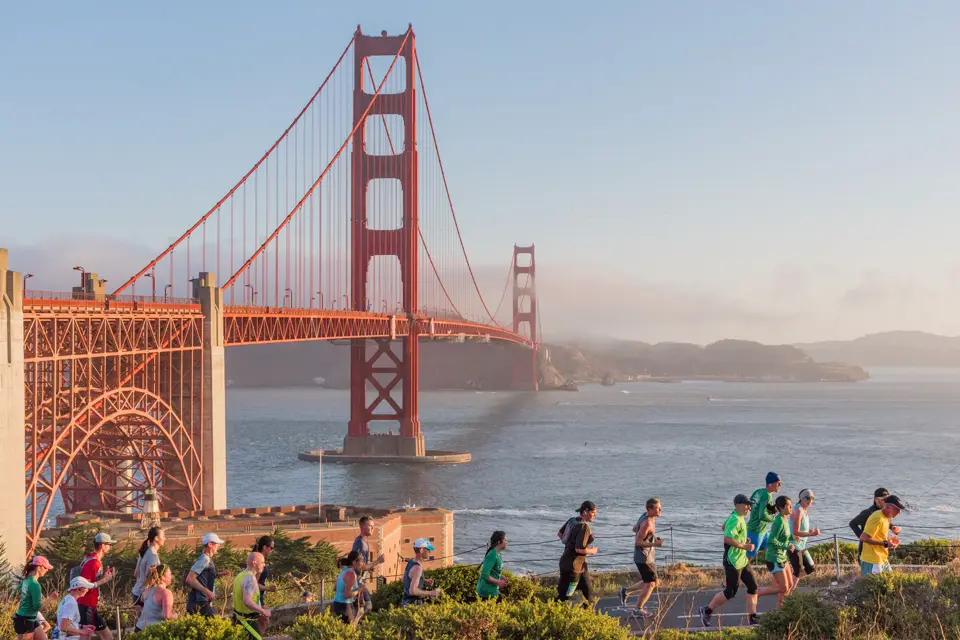 Corredores da Maratona de São Francisco pelas colinas de San Francisco, Estados Unidos