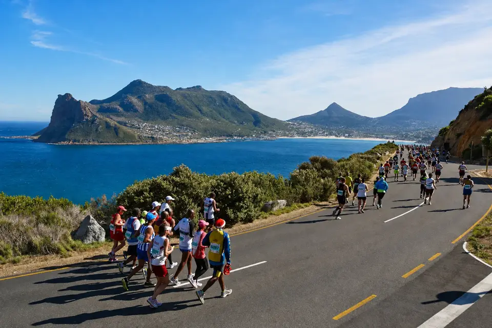 Corredores da Totalsports Two Oceans Marathon entre as paisagens da Cidade do Cabo